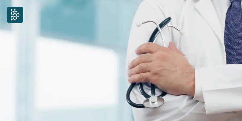 Médico segurando estetoscópio, representando a medicina preditiva e a gestão em saúde com o sistema hospitalar Datasigh.