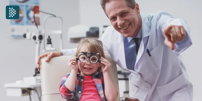 Médico oftalmologista em clínica oftalmológica com uma criança como paciente
