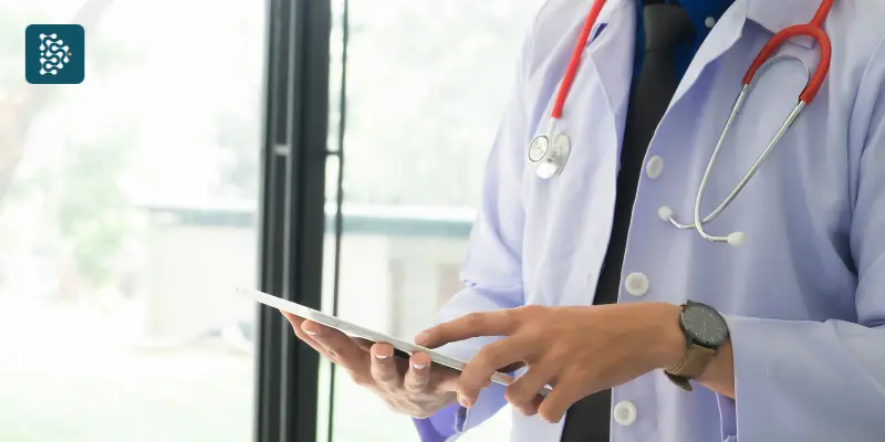 médico usando tablet com soluções digitais para hospitais