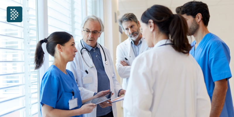 Médicos e gestores em reunião no hospital tomando decisão sobre paciente, utilizando sistema de gestão hospitalar Datasigh.