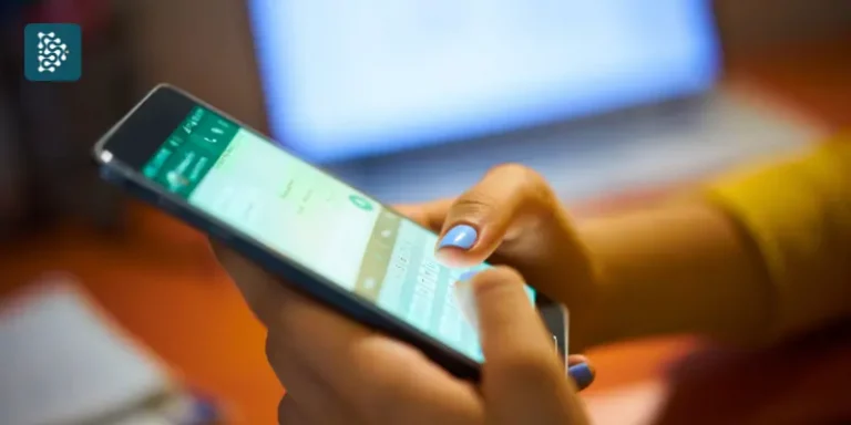 Mulher lendo mensagens automáticas no WhatsApp com chatbot e automação de atendimento.