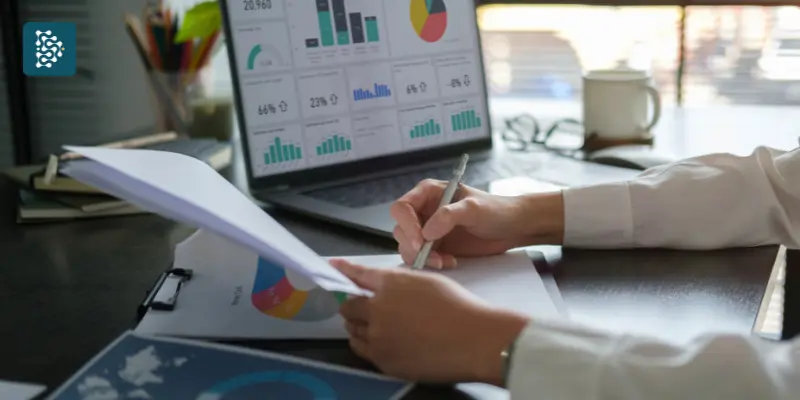 mulher analisando gráficos na tela do computador - automação de tarefas - sistema hospitalar- datasigh