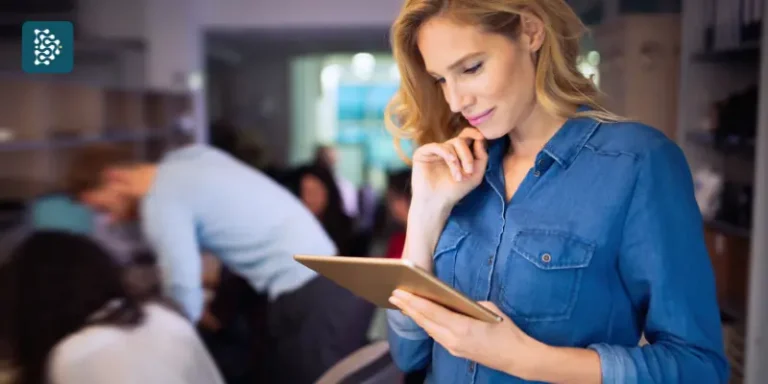 mulher loira líder de time de tecnologia da informação TI analisando dados em um tablet