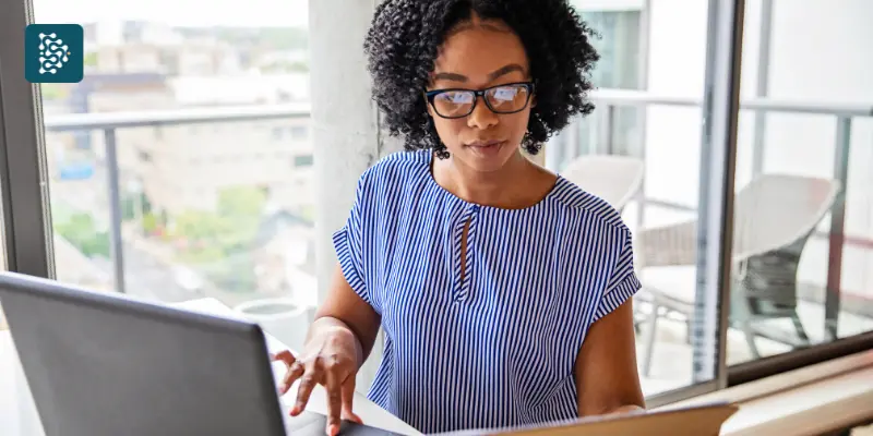 secretária de consultório médico preenchendo relatório de produtividade no computador usando o sistema de gestão datasigh