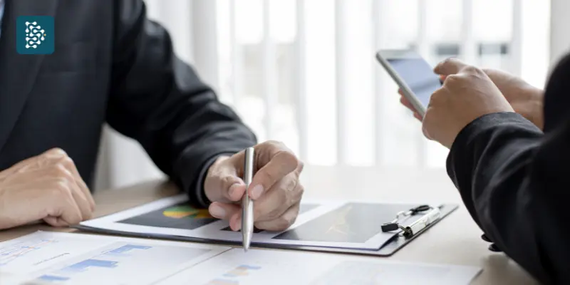 gestor de hospital verificando dados dos atendimentos da clinica