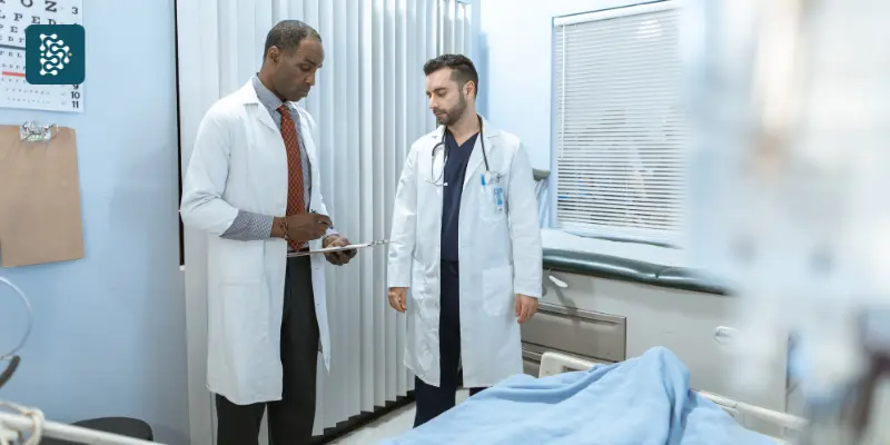 médicos conversando sobre organograma da clínica