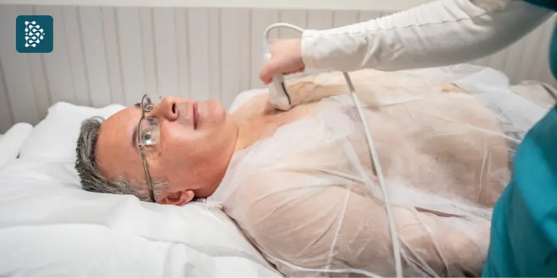 paciente fazendo ecocardiograma - cardiologia - cardiologista - exame médico de rotina