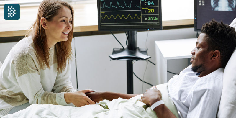 Paciente internado em hospital enquanto profissionais acompanham informações clínicas pelo sistema Datasigh Web em centro médico.