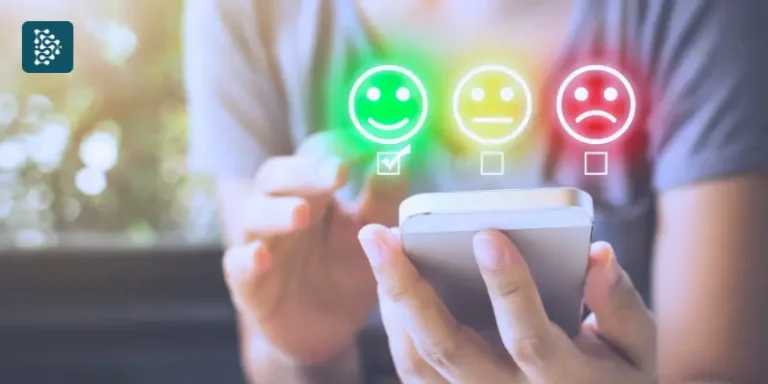 mulher respondendo pesquisa de satisfação pelo celular