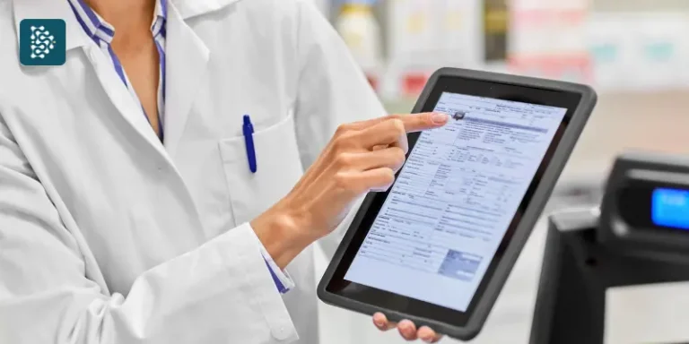 Médica segurando tablet mostrando prescrição digital de receitas com Mevo e Datasigh.
