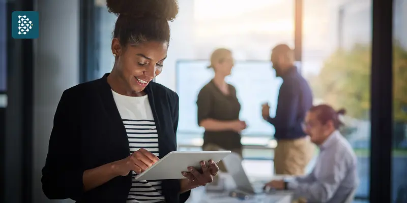 mulher negra usando tablet durante reunião para treinamento de equipe hospitalar