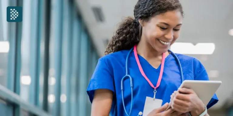 médica verificando dados no prontuário eletrônico