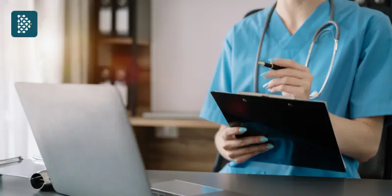 medica usando prontuário médico