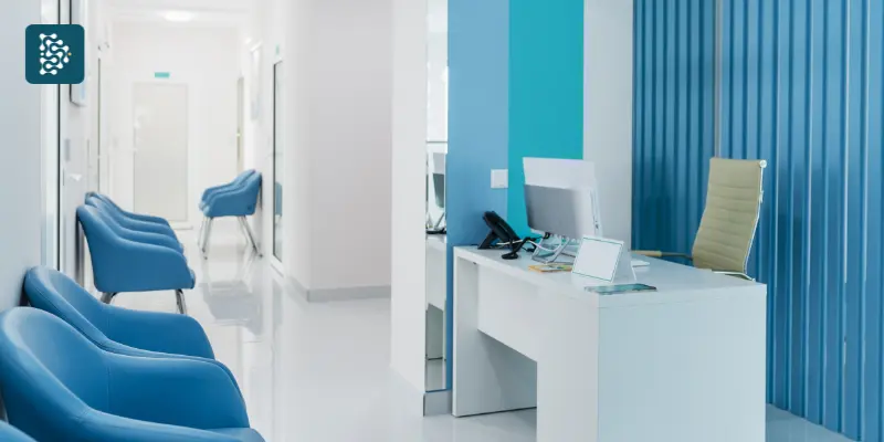 clínica moderna usa cores de forma estratégica na decoração