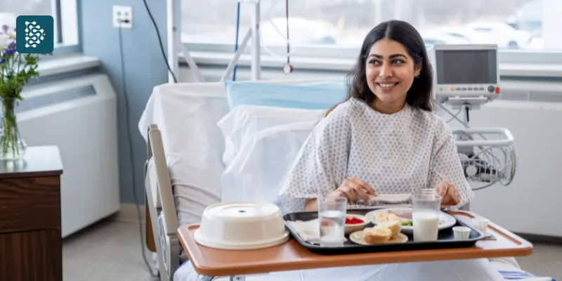 Paciente internada em hospital com quarto pintado de azul para trazer calma