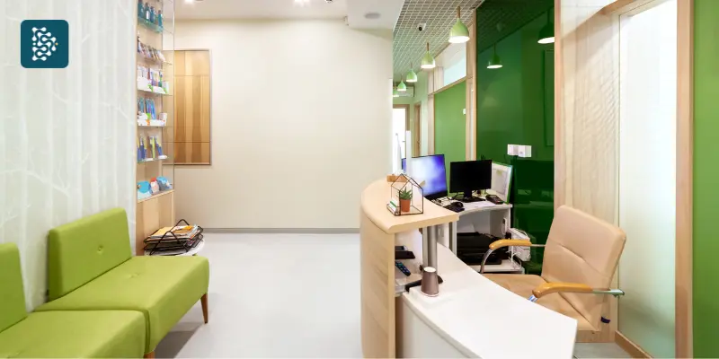 recepção de clínica na cor verde nas paredes e móveis