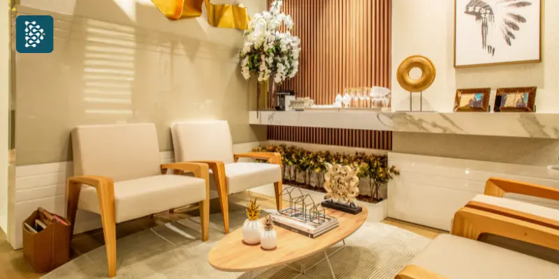 sala de espera elegante em tons de bege, dourado e branco para clínica de estética