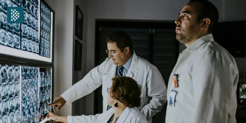Médicos analisando exames por imagem em um sistema médico de radiologia com PACS compatível com DICOM integrado ao sistema Datasigh