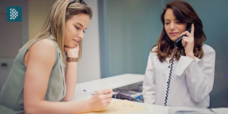 Mulher preenchendo ficha de consulta na recepção de clínica, após ser impactada por anúncio de tráfego pago.