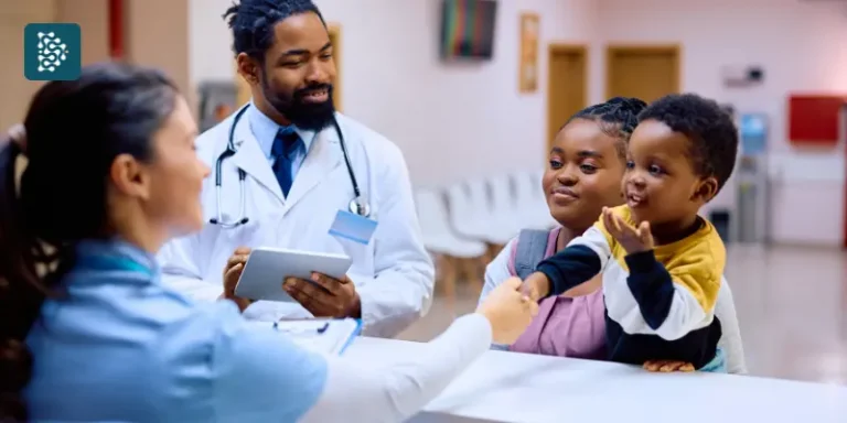 Recepcionista de hospital atendendo jovem mãe negra com filho no colo enquanto médico observa a criança, cena de tranquilidade e cuidado com apoio do sistema Datasigh para Lifetime Value