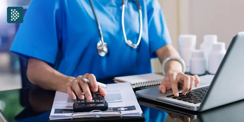 médico conferindo saldo da clínica para redução de custos