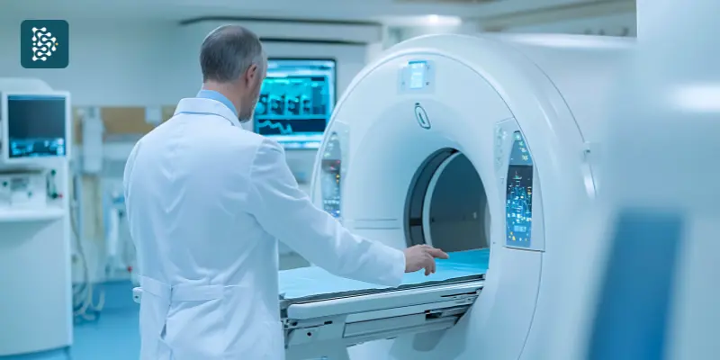 Médico analisando exame de ressonância magnética integrado ao sistema de gestão hospitalar Datasigh com PACS e radiologia digital.