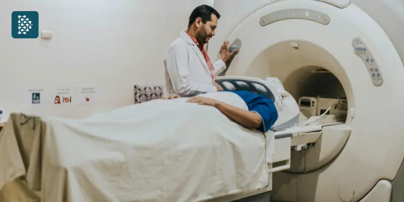 Médico realizando exame de ressonância magnética em paciente, visualizando imagens de radiologia em sistema médico PACS e DICOM da Datasigh.
