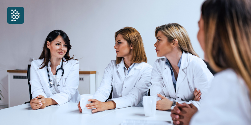 Reunião na área da saúde com médicas conversando em junta médica no hospital, gestoras analisando informações em sistema de gestão hospitalar Datasigh.