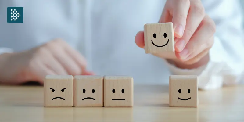 mão segurando dado de jogo sobre saúde mental no trabalho 
