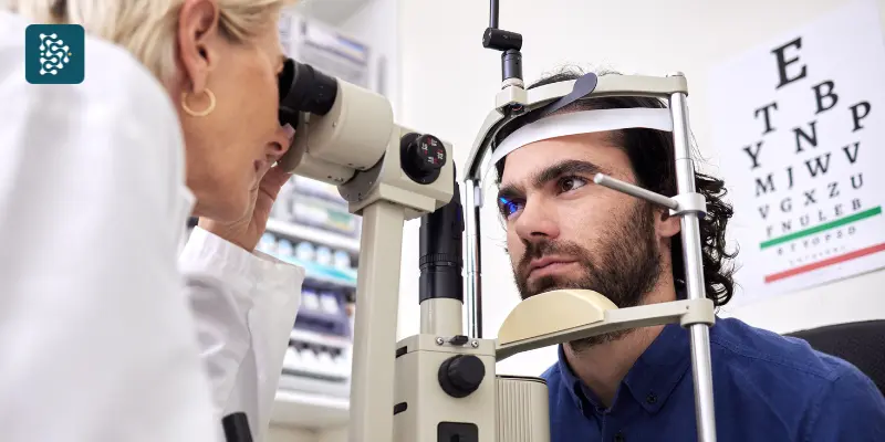 sistema de gestão -  - optometria com laser em homem paciente fazendo exame de vista em clinica de oftalmologia
