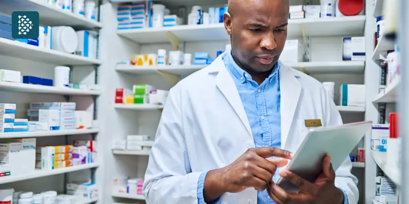 farmacêutico consultando receita digital MEVO para pegar remédio na farmácia