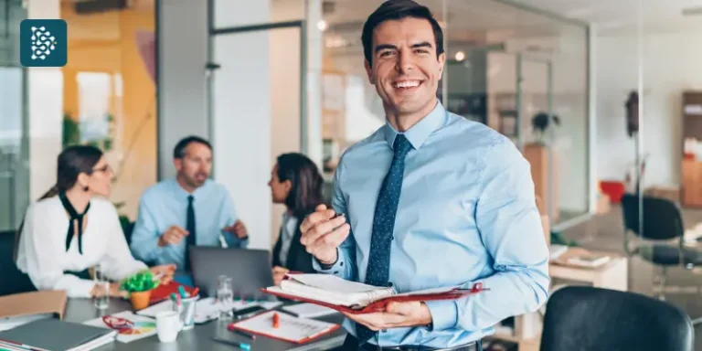 gestor de hospital comandando reunião com equipe de trabalho da Gestão de Mudanças