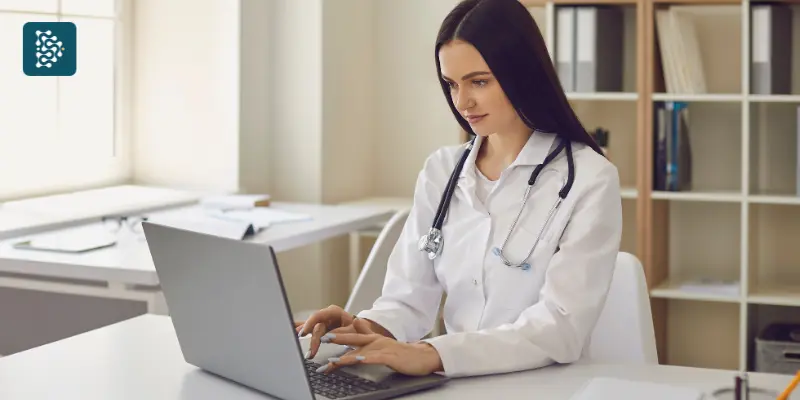 médica mulher prescreve receita digital MEVO usando computador