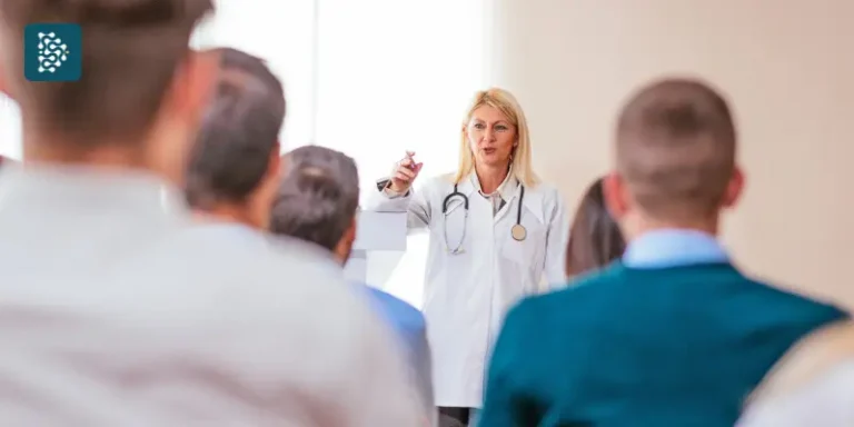 Reunião de Médicos em auditório para falar sobre o uso da inteligência artificial na medicina