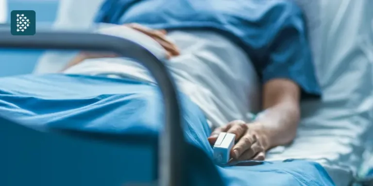 paciente em leito de hospital internado após Triagem Hospitalar