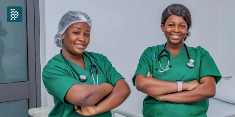 Enfermeiras sorridentes com jaleco verde em ambiente hospitalar