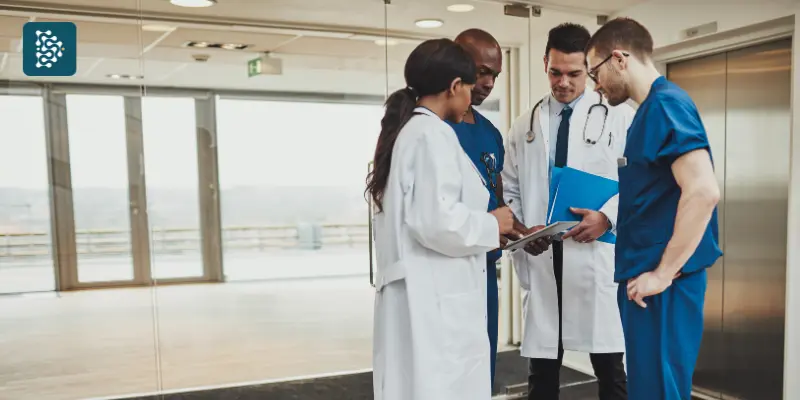 equipe médica em reunião no corredor
