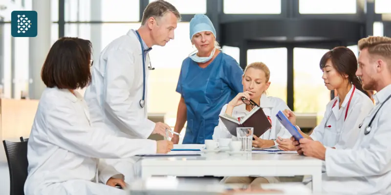 Reunião de médicos com planejamento e análise de prontuários