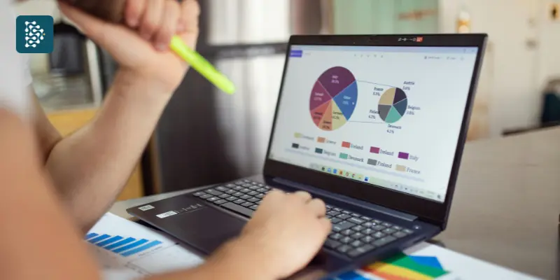 médico usando notebook para analisar métricas e indicadores