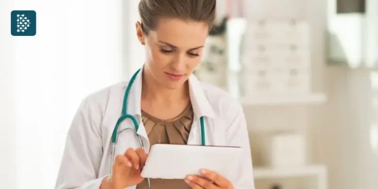 médico usando tablet para analisar métricas e indicadores