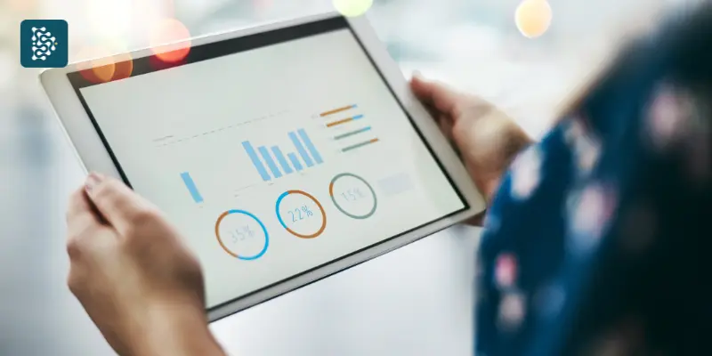  médico usando tablet para analisar métricas e indicadores