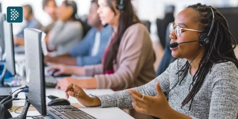 Atendentes de call center hospitalar com headset usando sistema de gestão Datasigh para reduzir gargalos operacionais em instituições de saúde.
