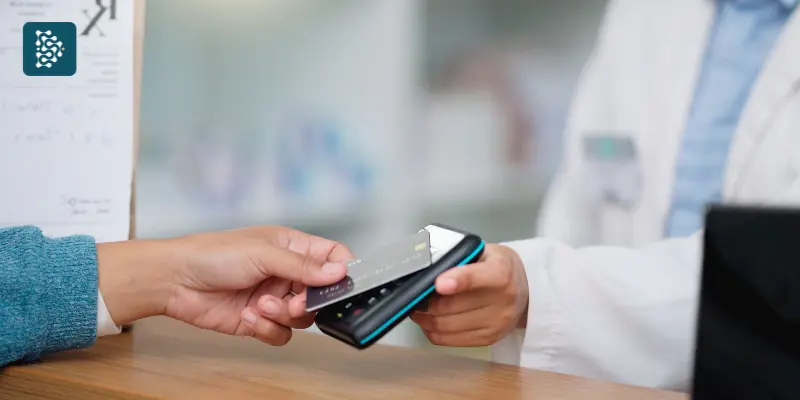 Cliente realizando pagamento com cartão em terminal hospitalar