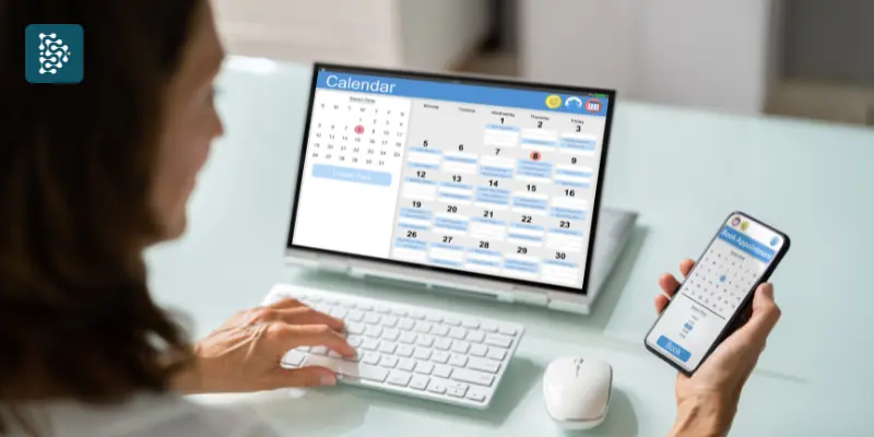 Mulher fazendo marcação de consultas pelo computador com praticidade usando sistema de autoagendamento.