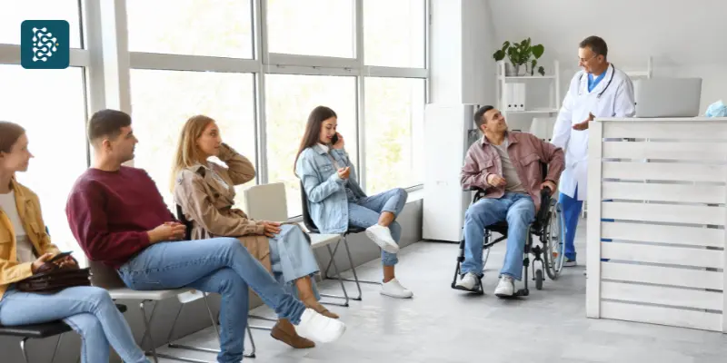 Recepção de clínica cheia de pacientes operando com sistema de gestão, software para clínicas e automação de tarefas.