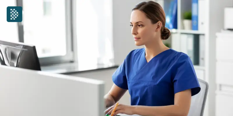 Recepcionista utiliza sistema de gestão para hospitais e software para clínicas com automação de tarefas integradas.
