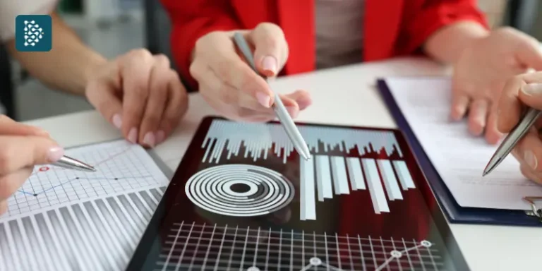 gestora de hospital mostrando planilha de indicadores hospitalares