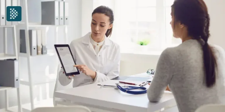 médica mostrando resultado de exame com uso de inteligência artificial para paciente