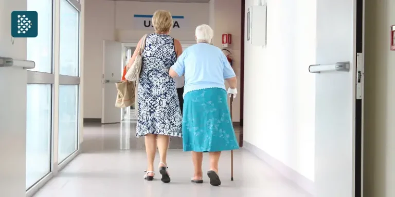 mulher sênior acompanhando mãe idosa em Triagem Hospitalar