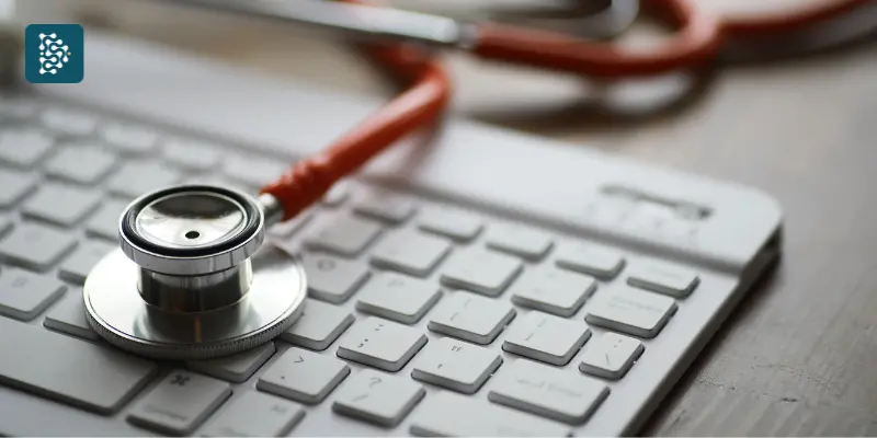 Estetoscópio sobre teclado representa integração entre startups, tecnologia, clínicas e hospitais na saúde digital moderna.